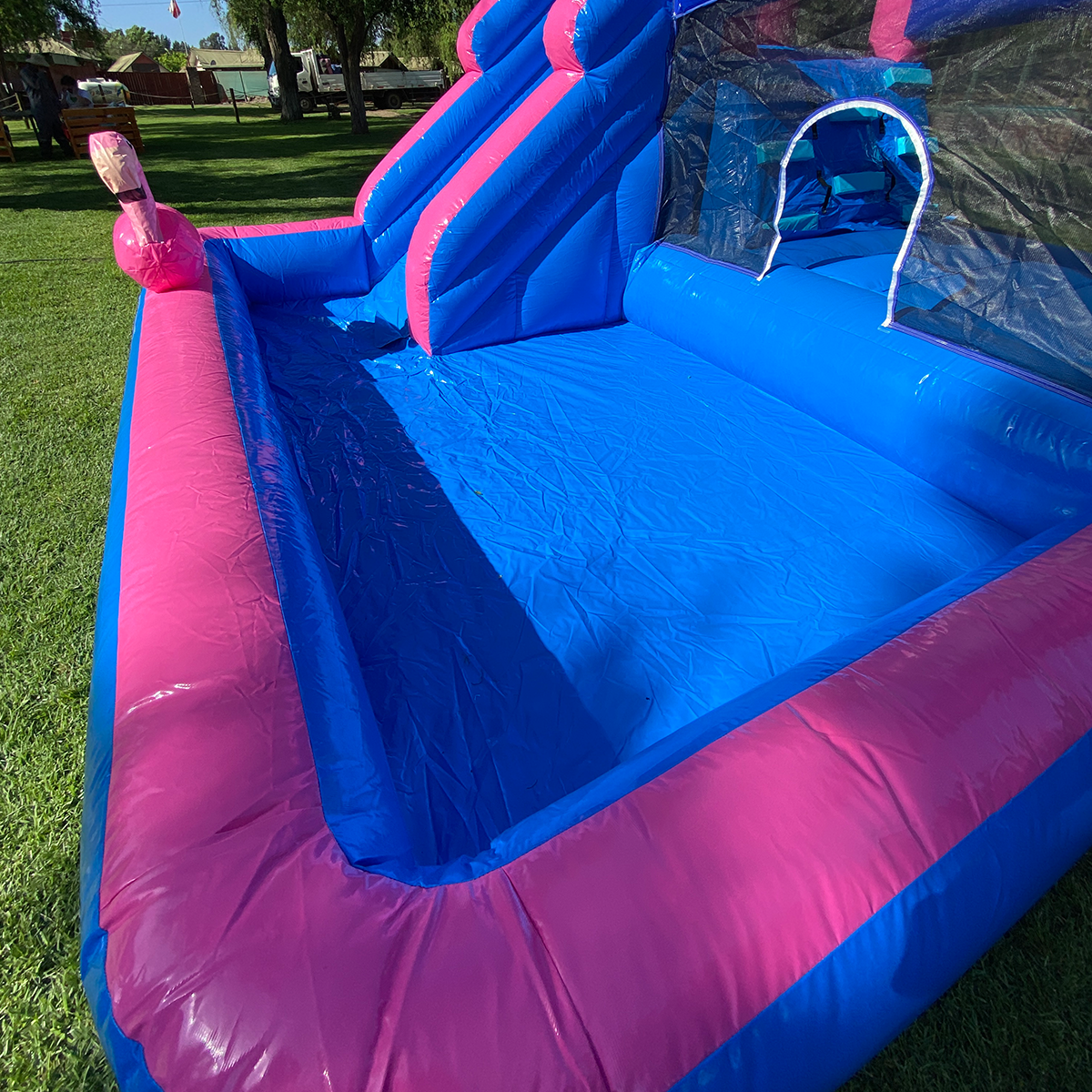 Arriendo juego inflable de niña flamingo 2 Arriendo juego inflable de niña flamingo 2