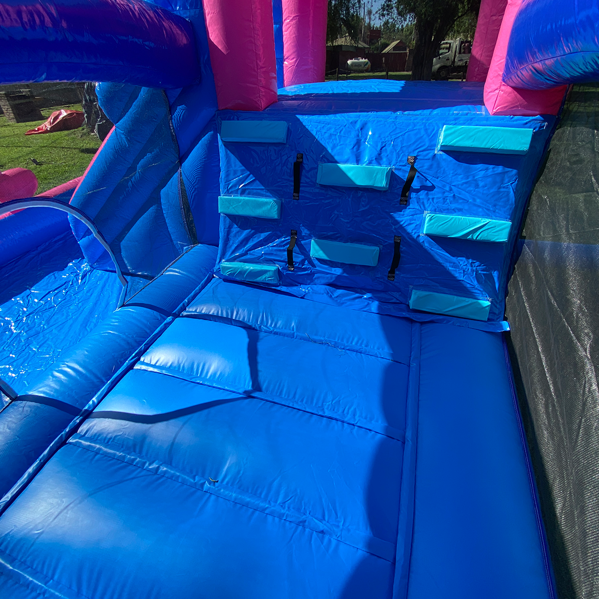 Arriendo juego inflable de niña flamingo Arriendo juego inflable de niña flamingo