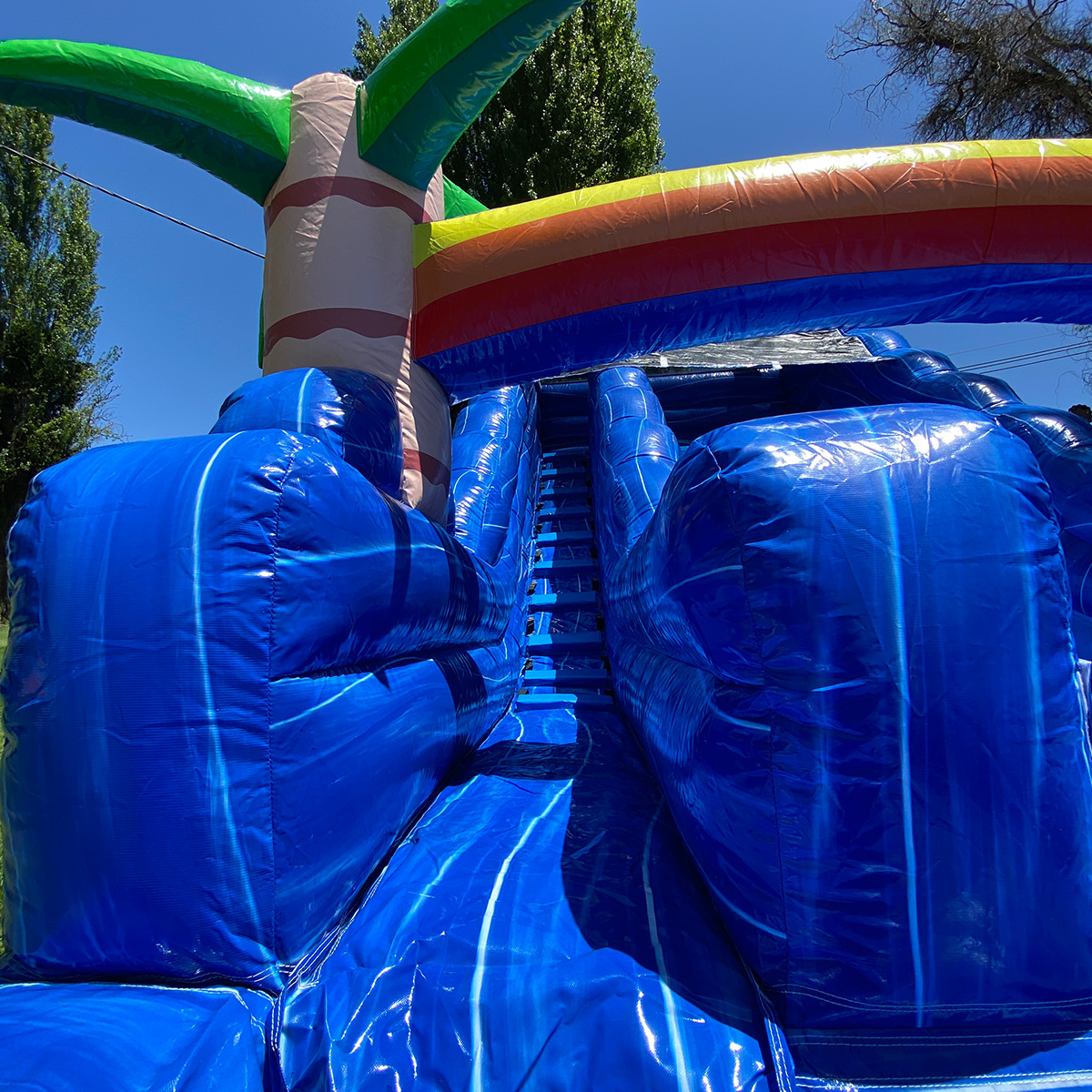 Arriendo juego inflable gigante tobogan Mega Ola 4 Arriendo juego inflable gigante tobogan Mega Ola 4