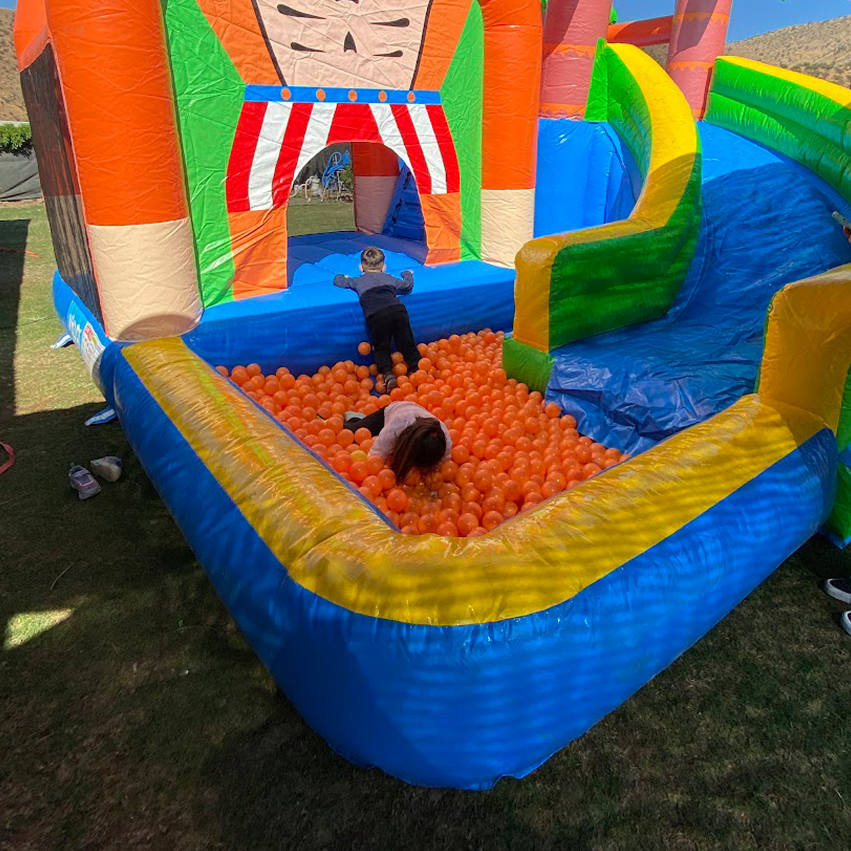 arriendo juego inflable grande tobogan Mr kong king 2 arriendo juego inflable grande tobogan Mr kong king 2